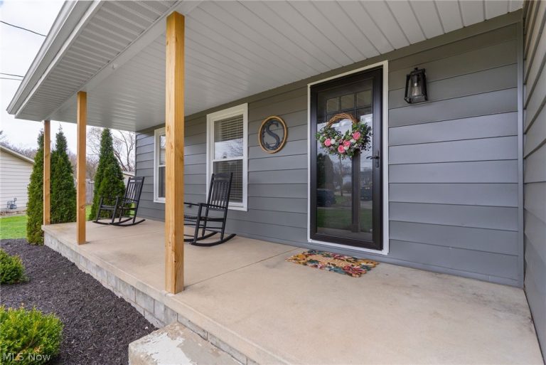 545 Meadowland Court, Hubbard, OH - Photo 2