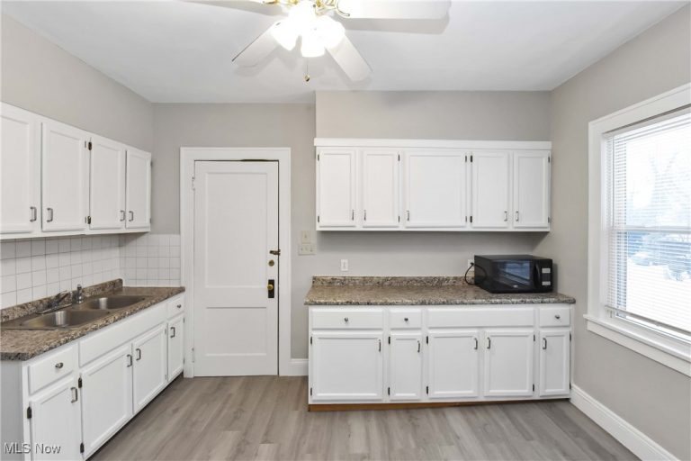 2477 Lee Road, Cleveland Heights, OH - Photo 4