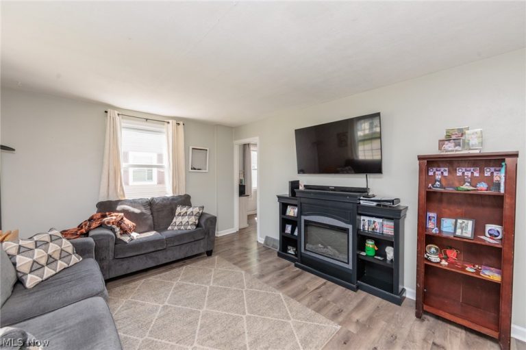838 Warwick Drive, Sheffield Lake, OH - Photo 6