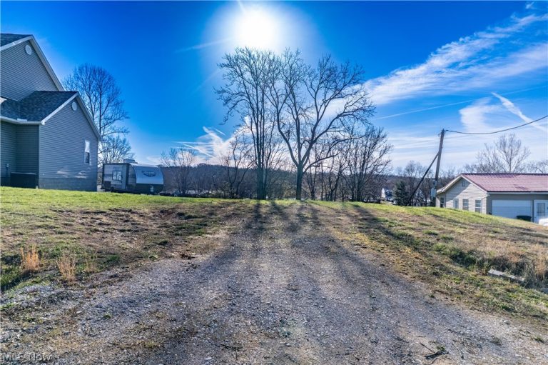 Briscoe Road, Parkersburg, WV, 26105