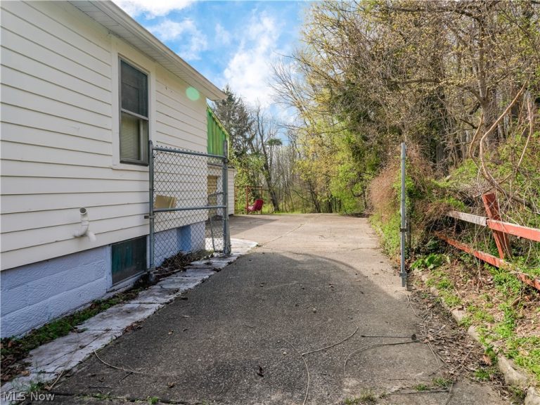 426 Queisner Avenue, Lowellville, OH - Photo 4