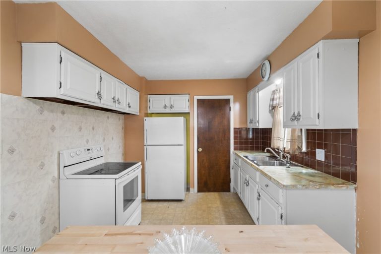 1037 Hardesty Boulevard, Akron, OH - Photo 4