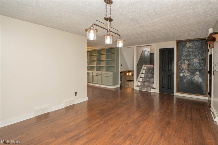 10288 Hunting Hills Avenue, Hartville, OH - Photo 6