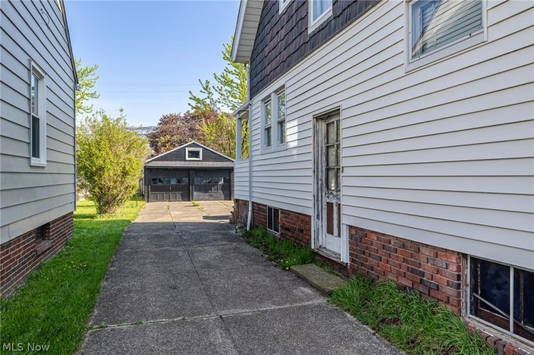 8214 Essen Avenue, Parma, OH - Photo 3