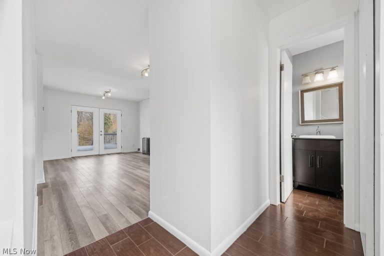 1181 Winhurst Drive, Akron, OH - Photo 4