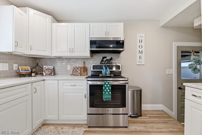 2625 Belleflower Drive, Alliance, OH - Photo 8