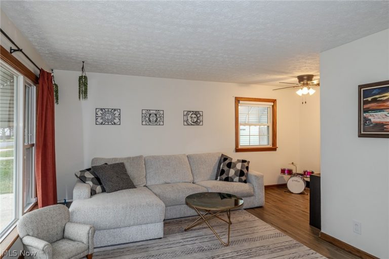 26901 Farringdon Avenue, Euclid, OH - Photo 3