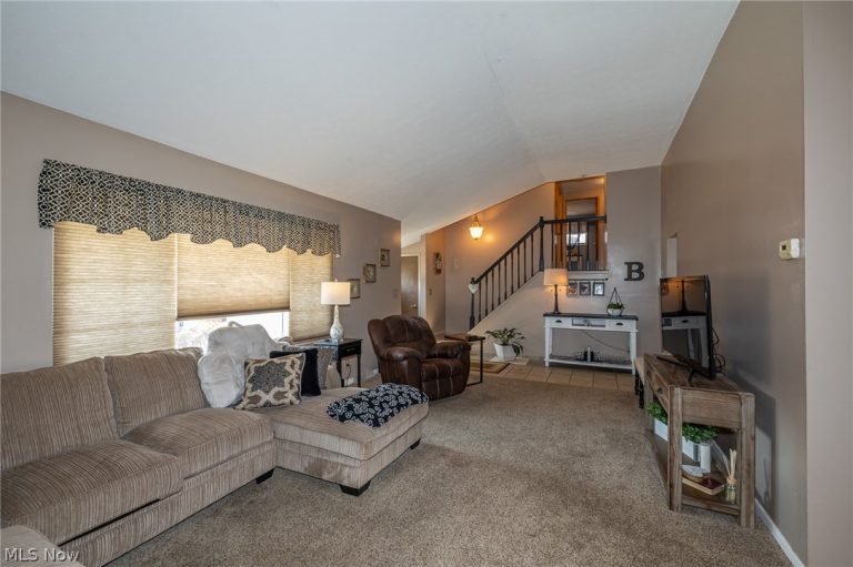 423 Decker Drive, Seven Hills, OH - Photo 5