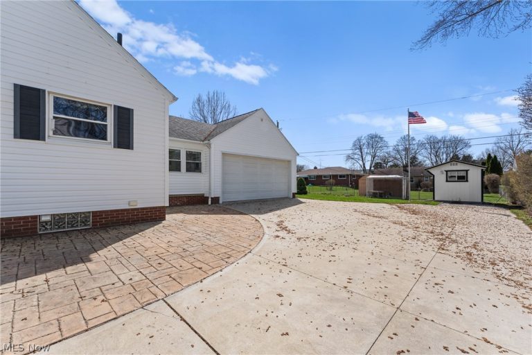 2883 Sharonwood Avenue, Canton, OH - Photo 4