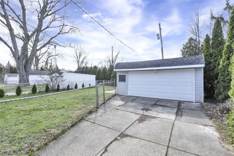 5012 Barton Road, Lyndhurst, OH - Photo 4