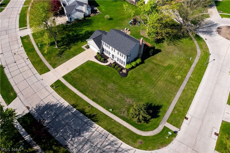 718 Wedgewood Drive, Avon Lake, OH - Photo 2