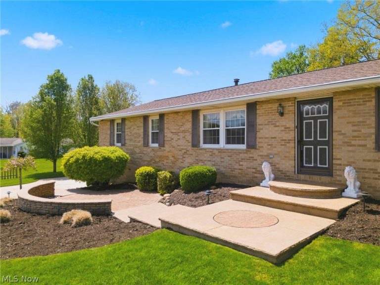 8285 Southwood Drive, North Canton, OH - Photo 4
