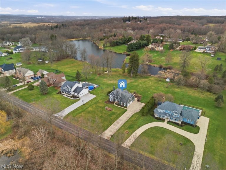 1365 Vermillion Drive, New Franklin, OH - Photo 2