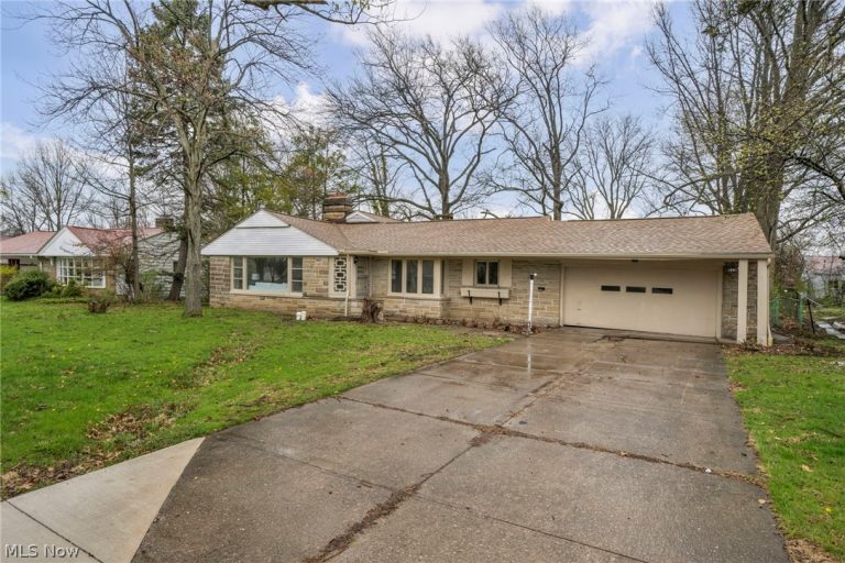 1081 Carver Road, Cleveland Heights, OH - Photo 2