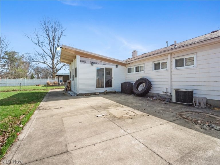 9248 Lynnhaven Road, Parma Heights, OH - Photo 4