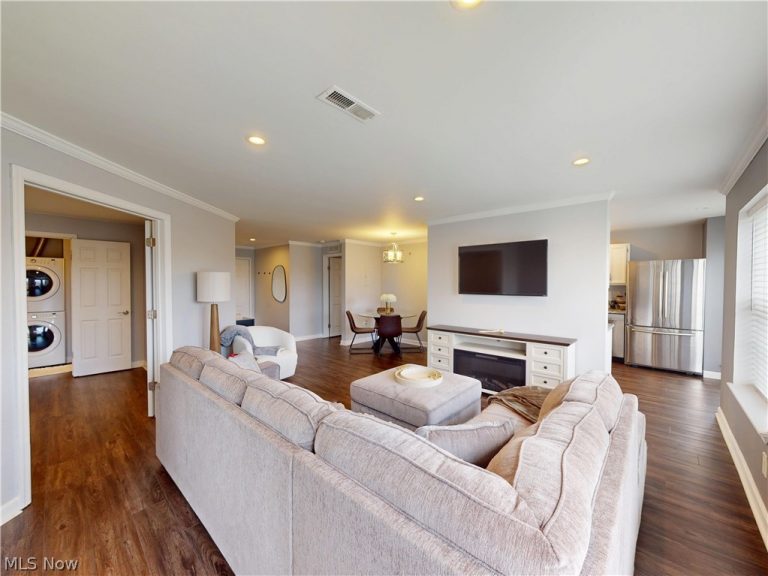 240 Fox Hollow Drive #309, Mayfield Heights, OH - Photo 4