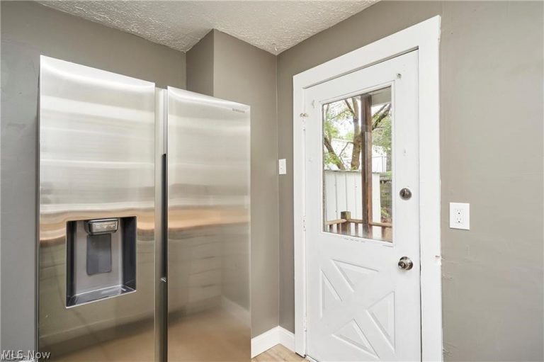 1181 Pondview Avenue, Akron, OH - Photo 8