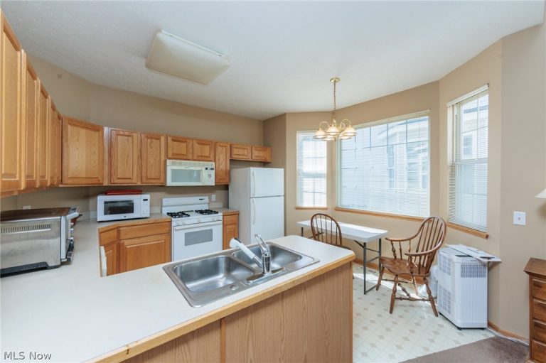 18608 Southporte Drive, Strongsville, OH - Photo 6