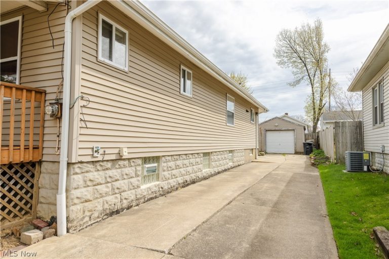 1177 Neptune Avenue, Akron, OH - Photo 3