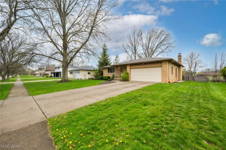 13700 Indian Creek Drive, Middleburg Heights, OH - Photo 3