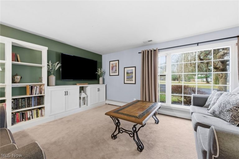 8678 Apple Hill Road, Chagrin Falls, OH - Photo 5