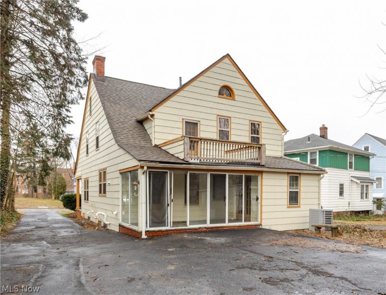 979 Oxford Road, Cleveland Heights, OH - Photo 3
