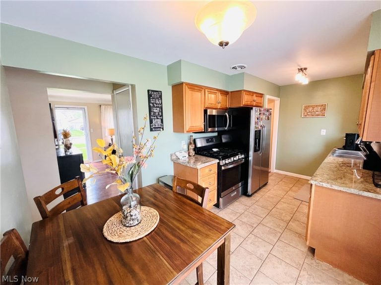 15546 Hummel Road, Brook Park, OH - Photo 8