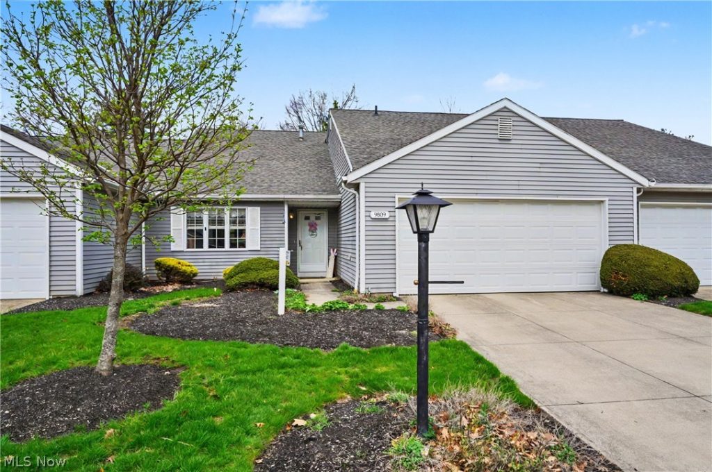 9809 Brookline Oval, Strongsville, OH