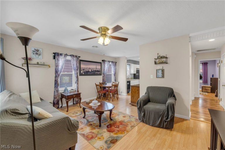 912 Dawnwood Drive, Parma, OH - Photo 8