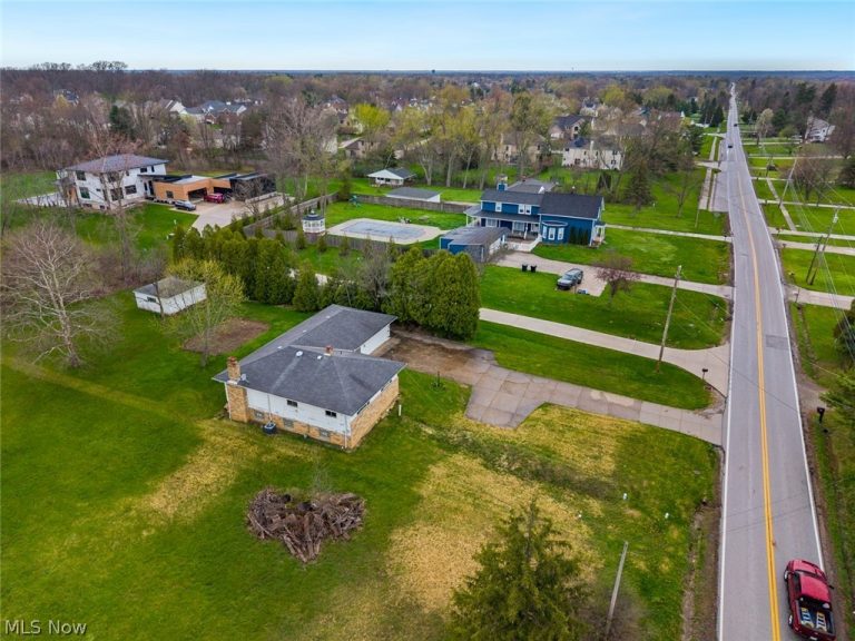 19156 Howe Road, Strongsville, OH - Photo 4