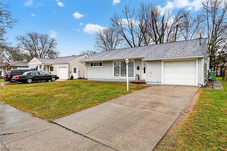 9924 Manorford Drive, Parma Heights, OH - Photo 2