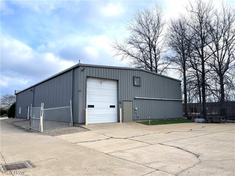 38316 Airport Parkway, Willoughby, OH - Photo 2