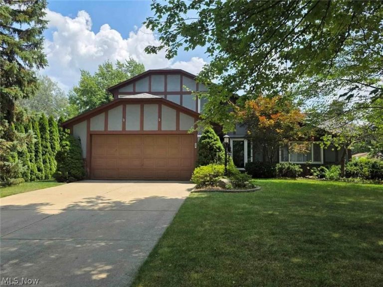 6771 Wood Creek Drive, Middleburg Heights, OH - Photo 2