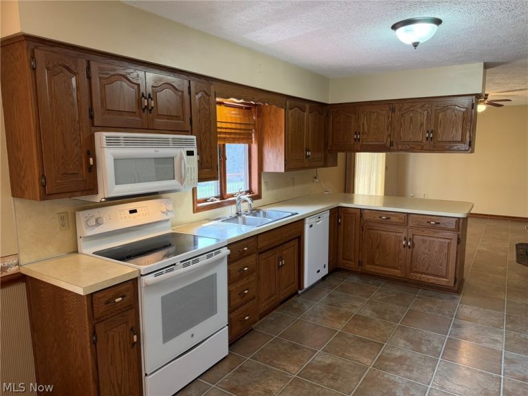 8258 Elyria Road, Shreve, OH - Photo 3