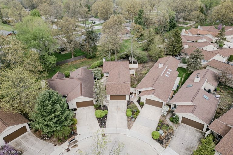 22156 Meadowsouth Court, Strongsville, OH - Photo 3