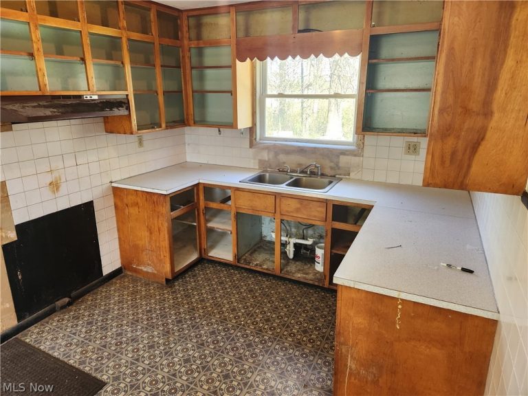 3257 Hillcrest Drive, Norton, OH - Photo 8