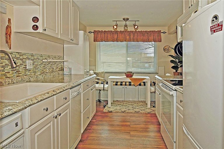 25600 Country Club Boulevard #18, North Olmsted, OH - Photo 2