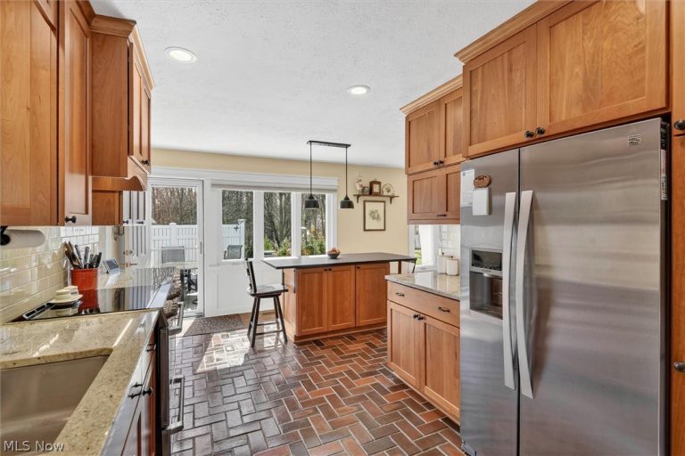 19825 Deer Run Lane, Strongsville, OH - Photo 6