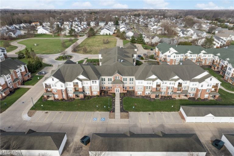 23003 Chandlers Lane #224, Olmsted Falls, OH - Photo 3