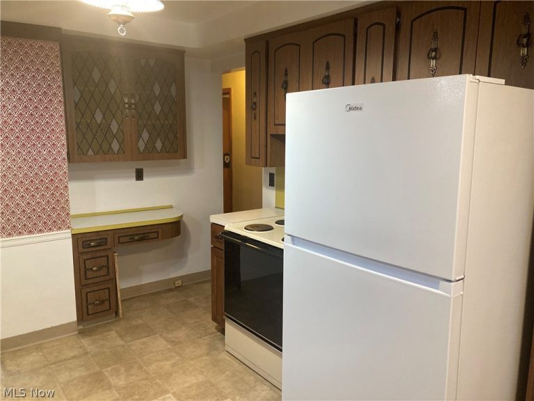 8409 Wainstead Drive, Parma, OH - Photo 4