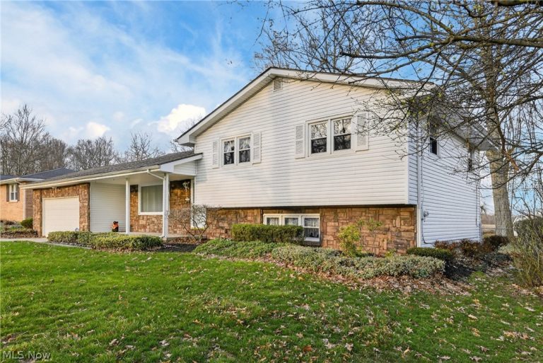 130 Robinwood Drive, New Middletown, OH - Photo 2