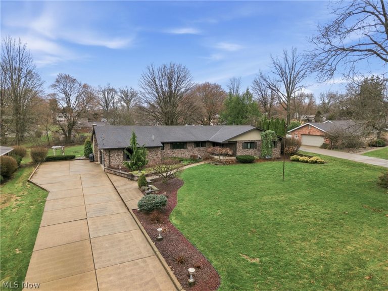 1364 Saint Albans Drive, Youngstown, OH - Photo 3