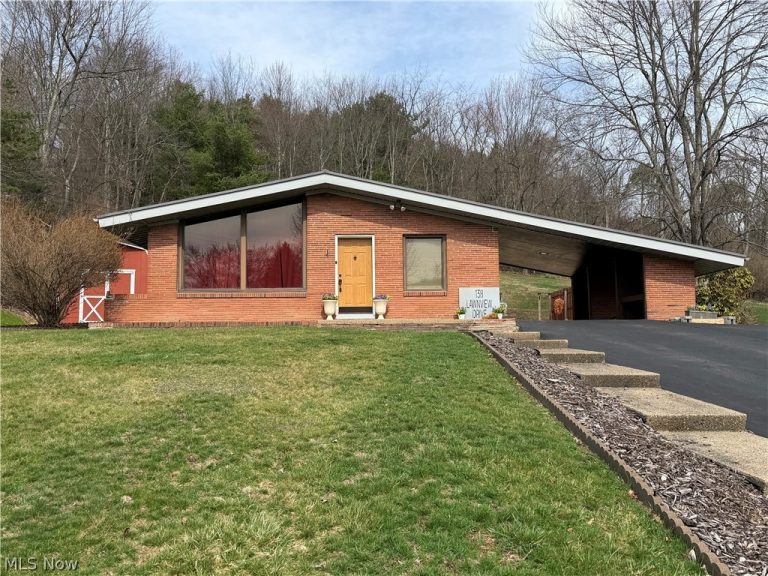 138 Lawnview Drive, New Cumberland, WV, 26047