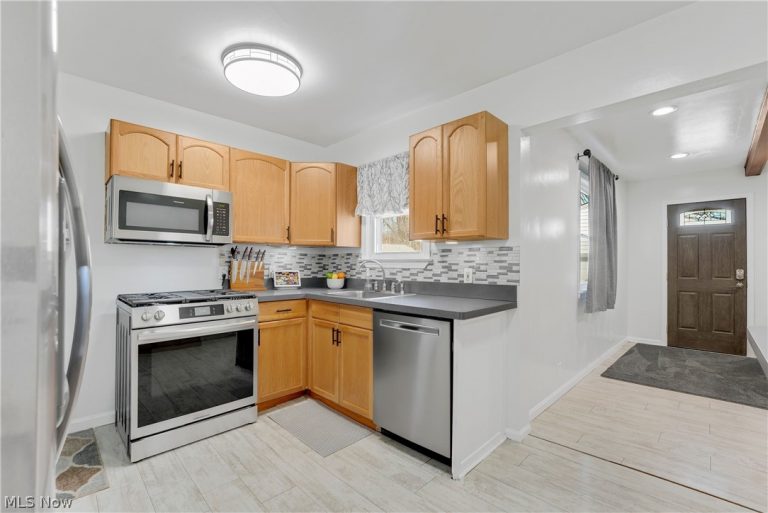 1677 Douglas Road, Wickliffe, OH - Photo 3