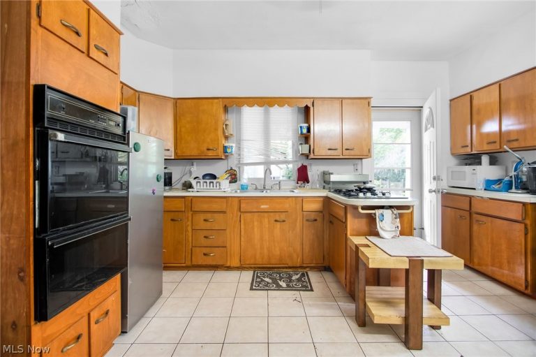 3033 West Boulevard, Cleveland, OH - Photo 5