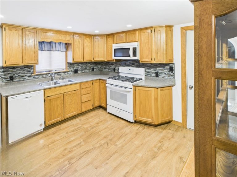 56 Meadowlark Drive, Williamstown, WV - Photo 6