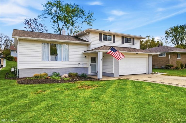 6999 Greenbriar Drive, Parma Heights, OH - Photo 3