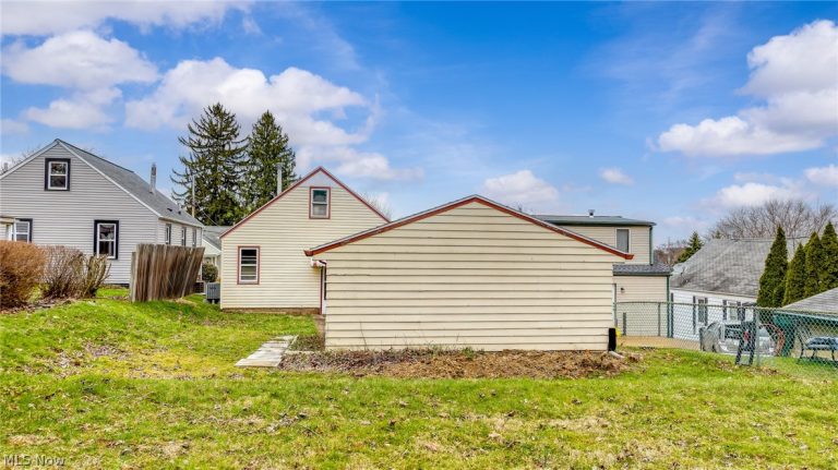 1614 Colonial Boulevard, Canton, OH - Photo 3