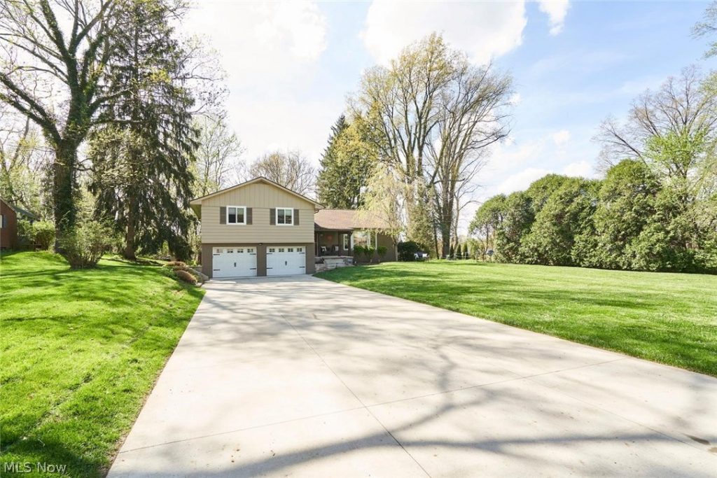 877 Locust Drive, Tallmadge, OH