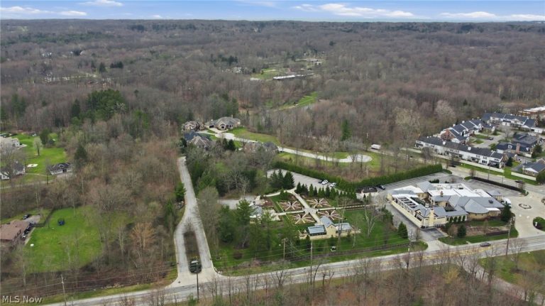 Lancaster Court, Chagrin Falls, OH, 44022